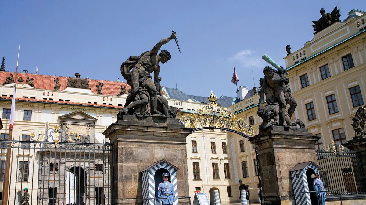 Třicet tisíc svíček na nádvoří Pražského hradu připomněly oběti covidu. První rozsvítil prezident